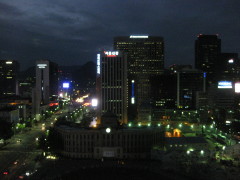 市庁前の夜景